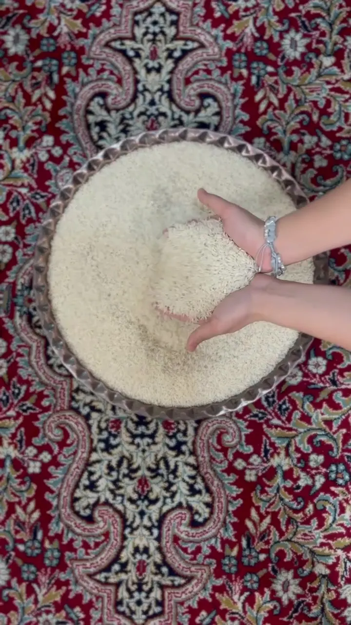 برنج در سینی مسی روی فرش
